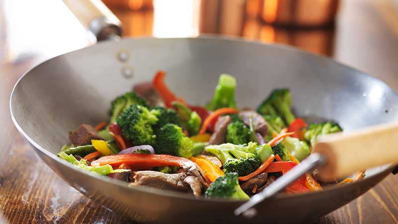 Alimentos cocinados en wok